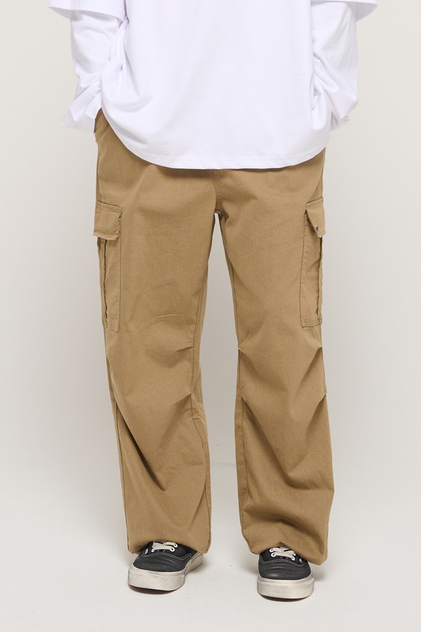 CARGOBROS - 캐주얼팬츠 - [코오롱몰 단독] RELAX WIDE FIT COTTON PARACHUTE CARGO BANDING PANTS (BEIGE)