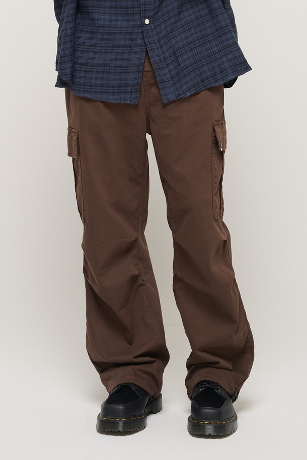 CARGOBROS - 캐주얼팬츠 - [코오롱몰 단독] RELAX WIDE FIT COTTON PARACHUTE CARGO BANDING PANTS (BROWN)