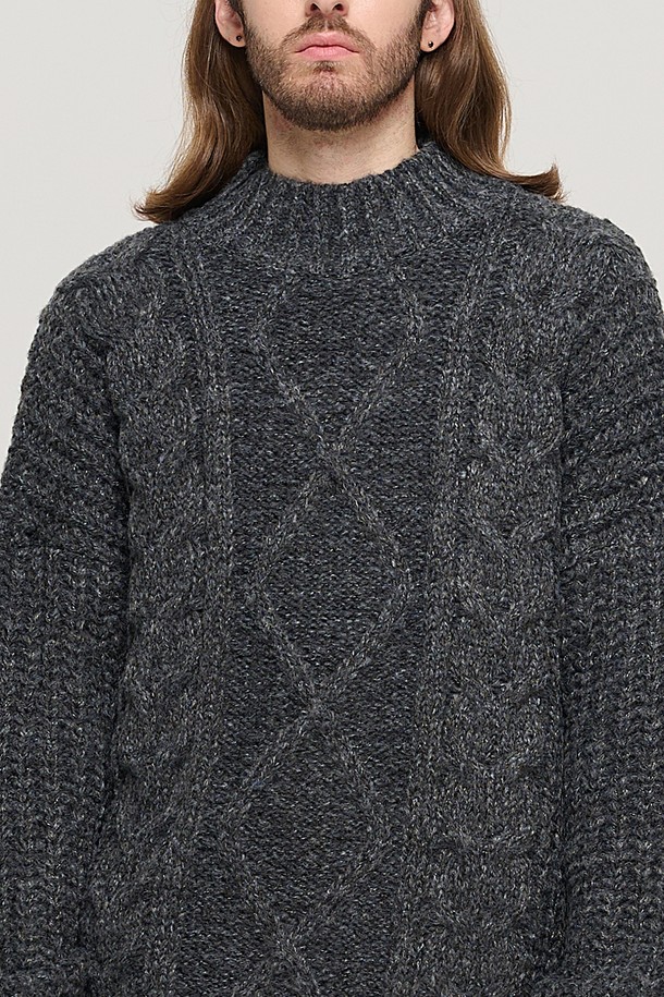 CARGOBROS - 스웨터 - SEMI-OVERSIZE CABLE MOCKNECK SWEATER (CHARCHOL)