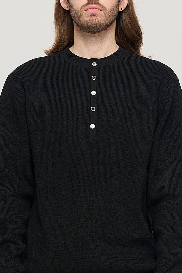 CARGOBROS - 스웨터 - CASH HENLEY NECK SEMI-OVER SOFT KNIT (BLACK)