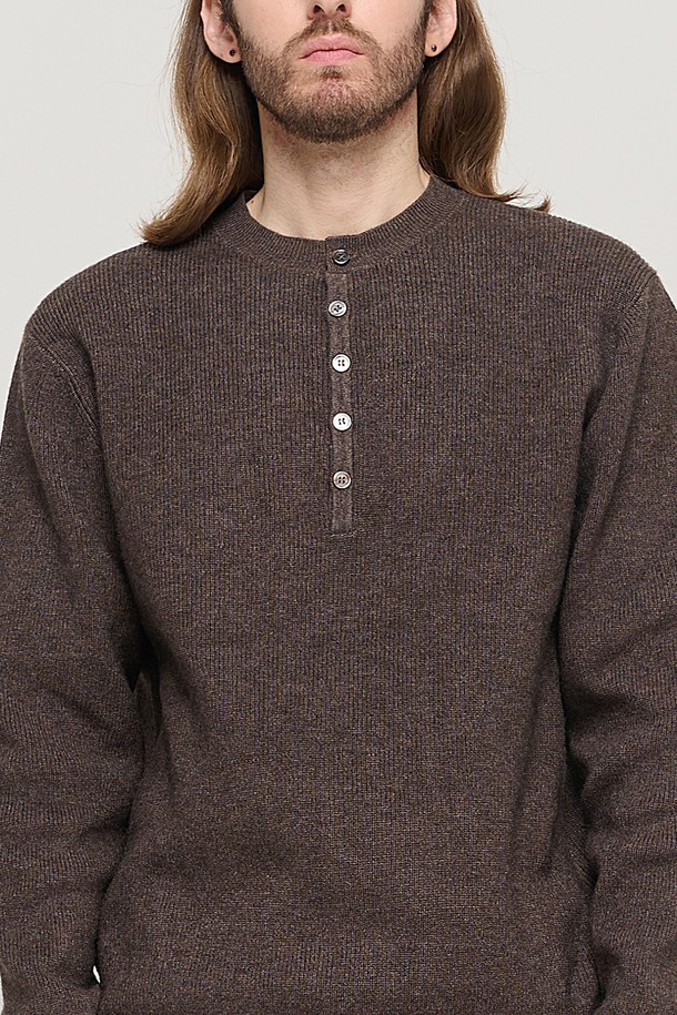 CARGOBROS - 스웨터 - CASH HENLEY NECK SEMI-OVER SOFT KNIT (BROWN)