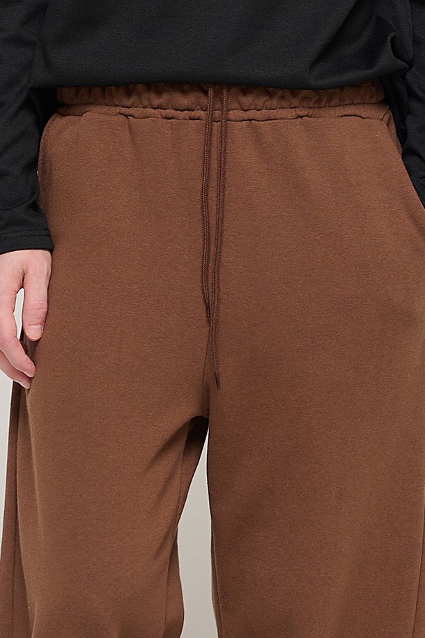 CARGOBROS - 캐주얼팬츠 - SIDE PINTUCK STANDARD SEMI-WIDE STRING PANTS (BROWN)