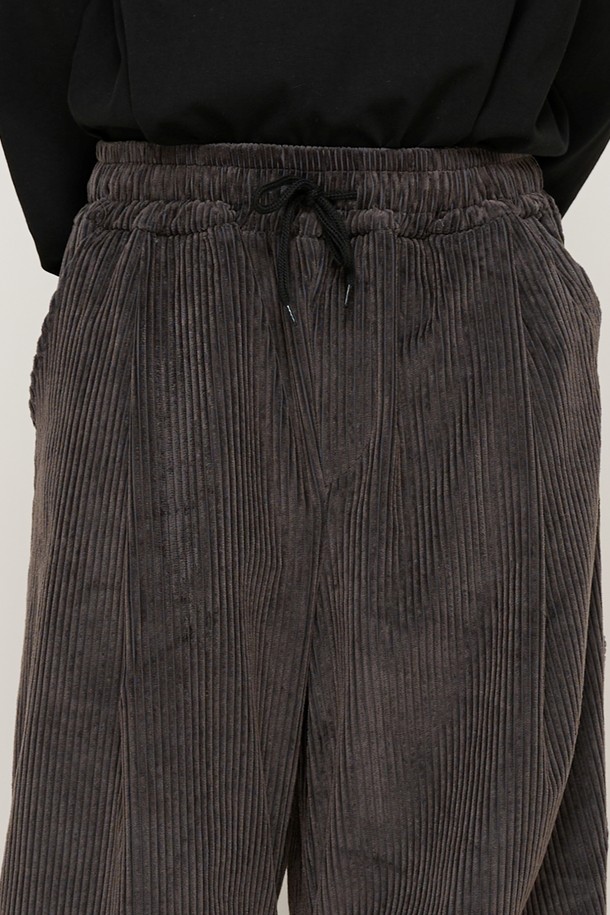 CARGOBROS - 캐주얼팬츠 - ONE-TUCK CORDUROY BALLOON STRING BANDING PANTS (CHARCOAL)