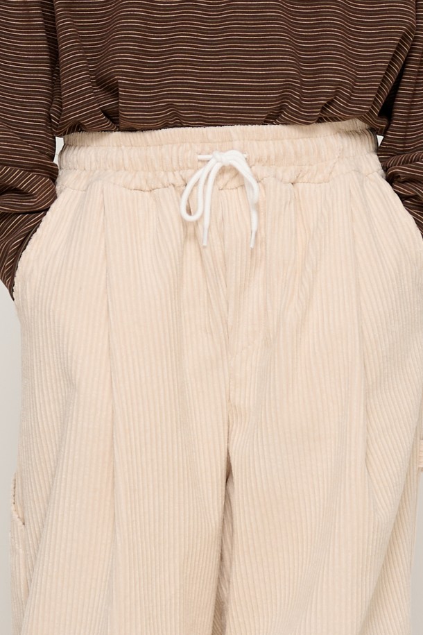 CARGOBROS - 캐주얼팬츠 - ONE-TUCK CORDUROY BALLOON STRING BANDING PANTS (IVORY)