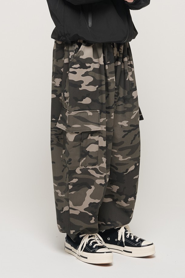 CARGOBROS - 캐주얼팬츠 - CAMO RANDOM PATTERN WIDE BAND BALLOON PANTS (BLACK)