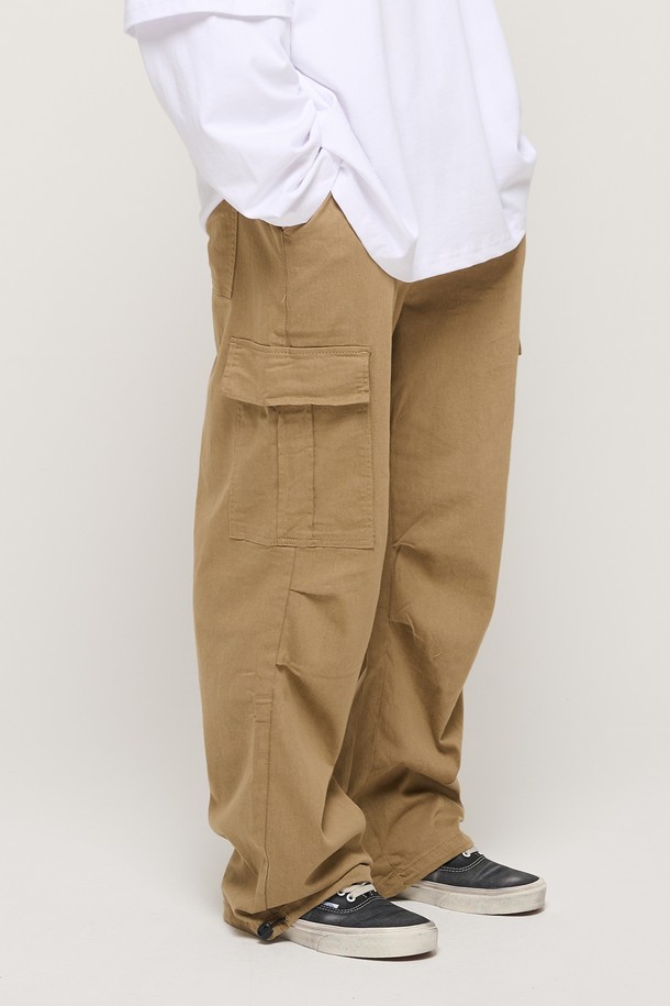 CARGOBROS - 캐주얼팬츠 - [코오롱몰 단독] RELAX WIDE FIT COTTON PARACHUTE CARGO BANDING PANTS (BEIGE)