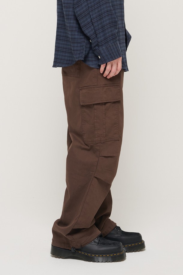 CARGOBROS - 캐주얼팬츠 - [코오롱몰 단독] RELAX WIDE FIT COTTON PARACHUTE CARGO BANDING PANTS (BROWN)