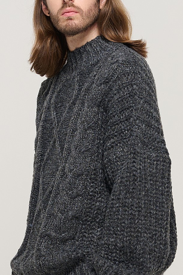 CARGOBROS - 스웨터 - SEMI-OVERSIZE CABLE MOCKNECK SWEATER (CHARCHOL)