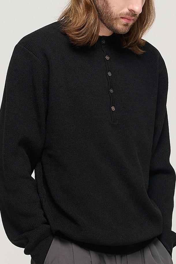 CARGOBROS - 스웨터 - CASH HENLEY NECK SEMI-OVER SOFT KNIT (BLACK)