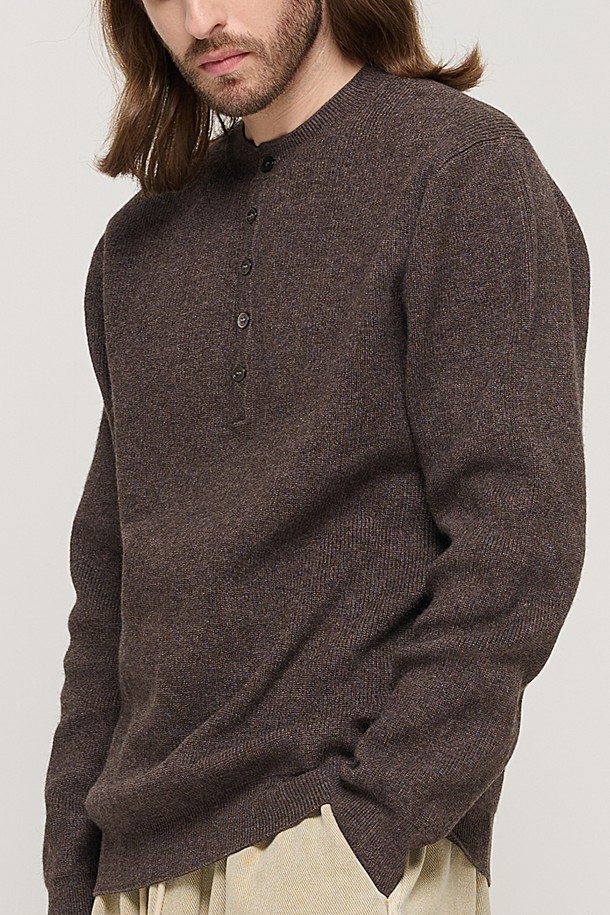 CARGOBROS - 스웨터 - CASH HENLEY NECK SEMI-OVER SOFT KNIT (BROWN)