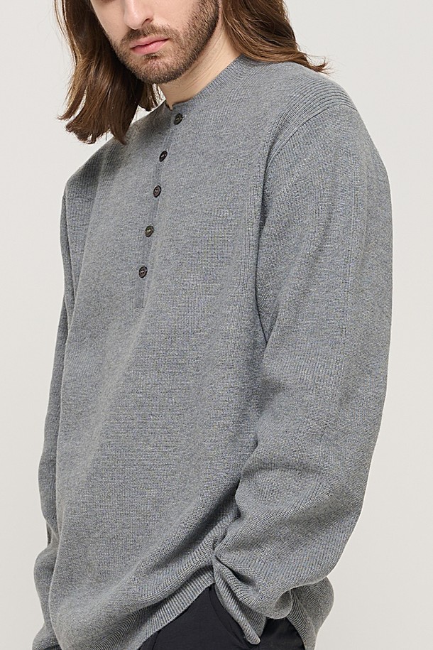 CARGOBROS - 스웨터 - CASH HENLEY NECK SEMI-OVER SOFT KNIT (GRAY)