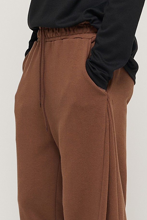 CARGOBROS - 캐주얼팬츠 - SIDE PINTUCK STANDARD SEMI-WIDE STRING PANTS (BROWN)