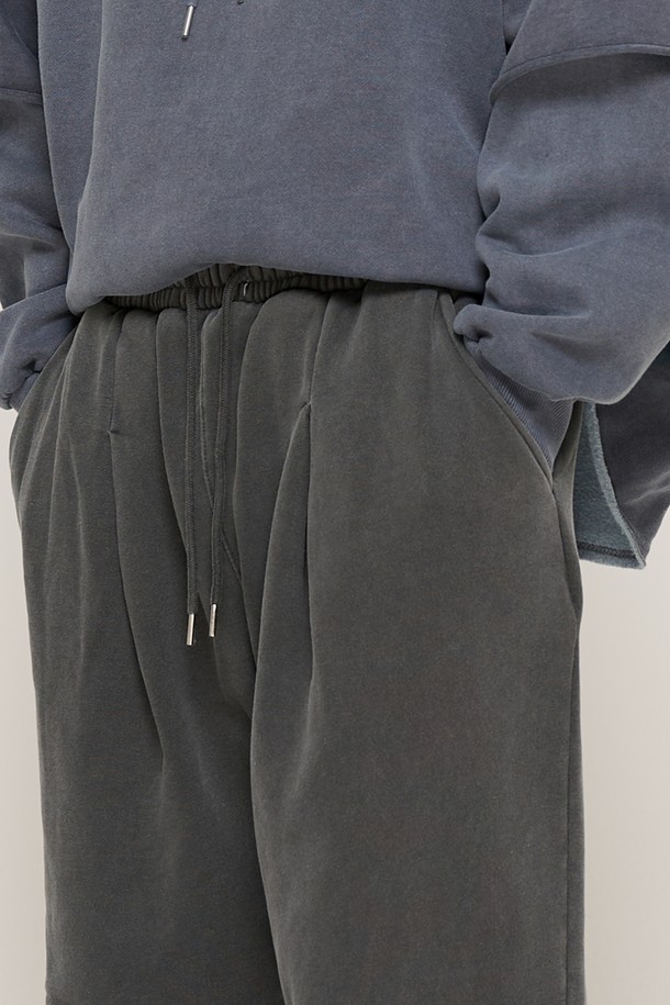 CARGOBROS - 캐주얼팬츠 - IN PIGMENT NAPPING TRAINING WIDE STRAIGHT PANTS  (CHARCOAL)