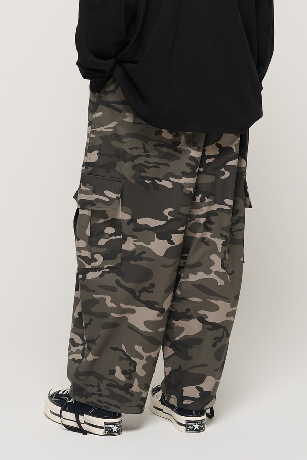 CARGOBROS - 캐주얼팬츠 - CAMO RANDOM PATTERN WIDE BAND BALLOON PANTS (BLACK)