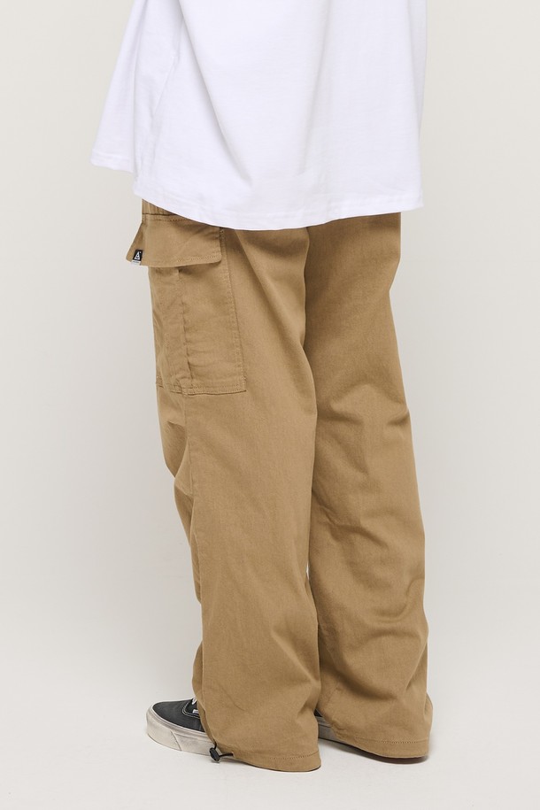 CARGOBROS - 캐주얼팬츠 - [코오롱몰 단독] RELAX WIDE FIT COTTON PARACHUTE CARGO BANDING PANTS (BEIGE)