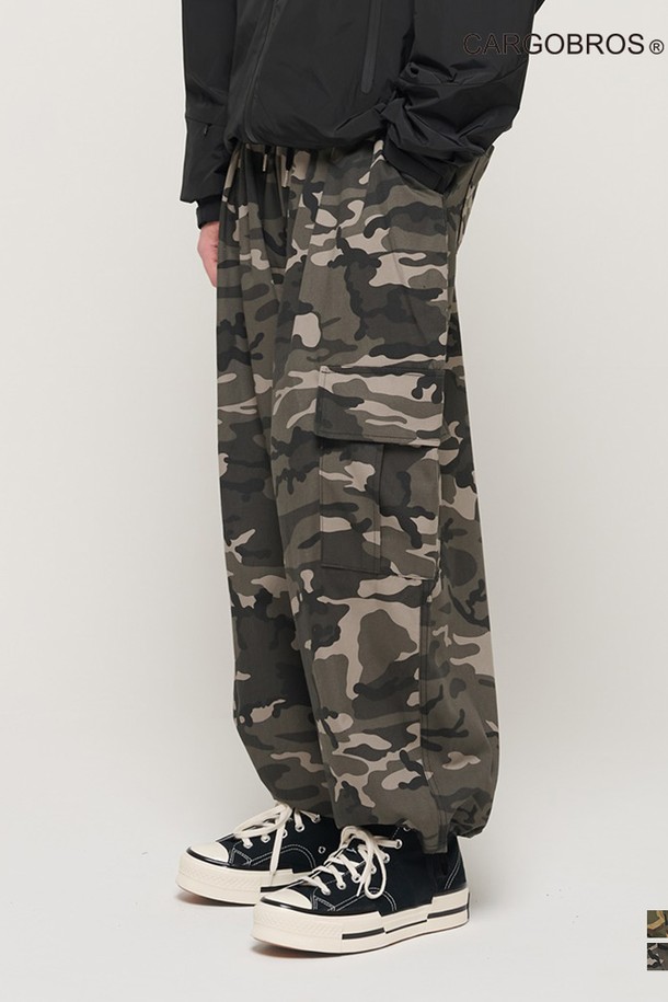 CARGOBROS - 캐주얼팬츠 - CAMO RANDOM PATTERN WIDE BAND BALLOON PANTS (BLACK)