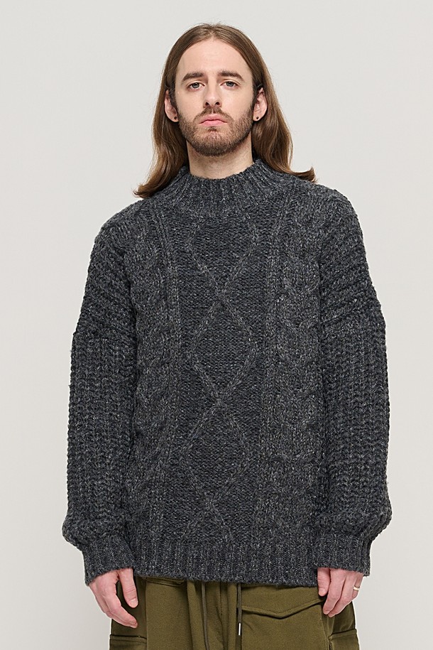 CARGOBROS - 스웨터 - SEMI-OVERSIZE CABLE MOCKNECK SWEATER (CHARCHOL)