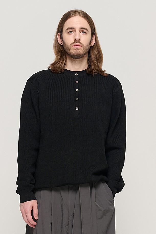 CARGOBROS - 스웨터 - CASH HENLEY NECK SEMI-OVER SOFT KNIT (BLACK)