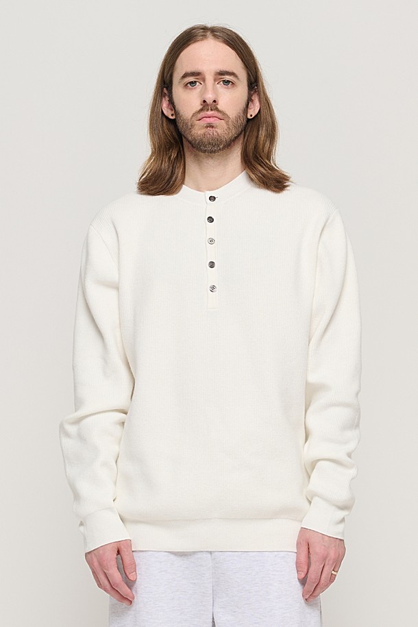 CARGOBROS - 스웨터 - CASH HENLEY NECK SEMI-OVER SOFT KNIT (WHITE)