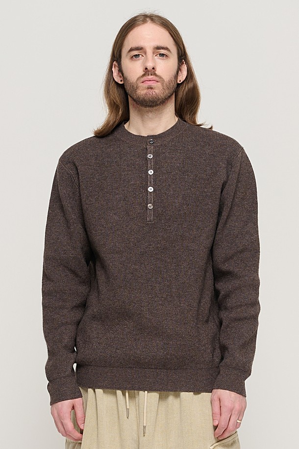 CARGOBROS - 스웨터 - CASH HENLEY NECK SEMI-OVER SOFT KNIT (BROWN)