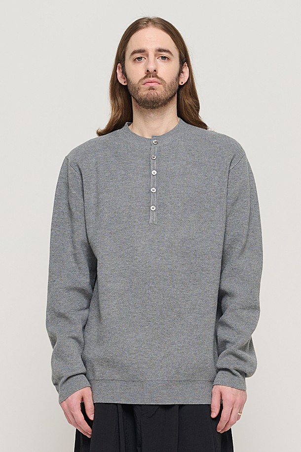 CARGOBROS - 스웨터 - CASH HENLEY NECK SEMI-OVER SOFT KNIT (GRAY)