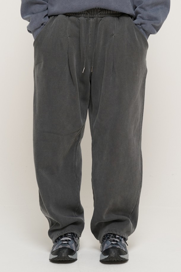 CARGOBROS - 캐주얼팬츠 - IN PIGMENT NAPPING TRAINING WIDE STRAIGHT PANTS  (CHARCOAL)