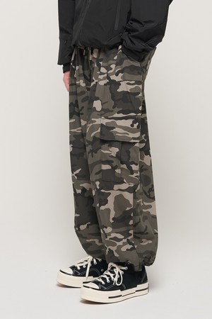 CAMO RANDOM PATTERN WIDE BAND BALLOON PANTS (BLACK)