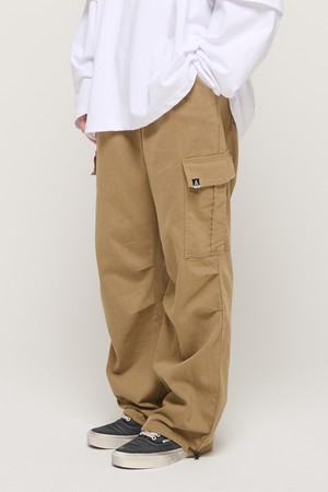 [코오롱몰 단독] RELAX WIDE FIT COTTON PARACHUTE CARGO BANDING PANTS (BEIGE)