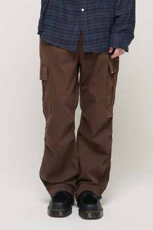 [코오롱몰 단독] RELAX WIDE FIT COTTON PARACHUTE CARGO BANDING PANTS (BROWN)