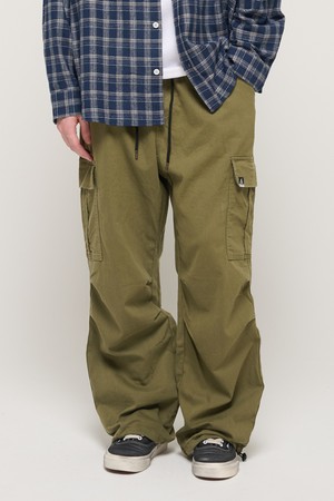 [코오롱몰 단독] RELAX WIDE FIT COTTON PARACHUTE CARGO BANDING PANTS (KHAKI)