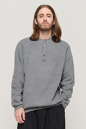 CASH HENLEY NECK SEMI-OVER SOFT KNIT (GRAY)