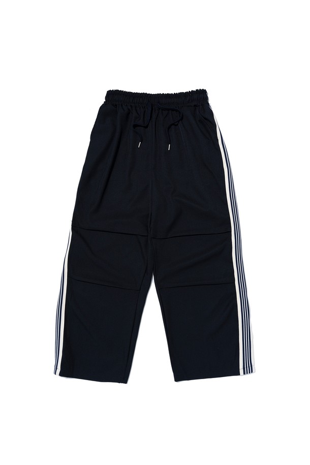 네이비 컬러의 투턱 테이핑 트레이닝 트랙팬츠는 스트리트 무드의 캐주얼한 스타일을 연출하기에 좋습니다. 폴리에스테르 소재로 제작되었으며, 사이드 테이핑과 투턱 디테일이 돋보입니다. 밴딩 처리된 허리와 와이드 루즈핏으로 편안하게 착용 가능하며, 봄, 여름 시즌에 활용하기 좋습니다.
