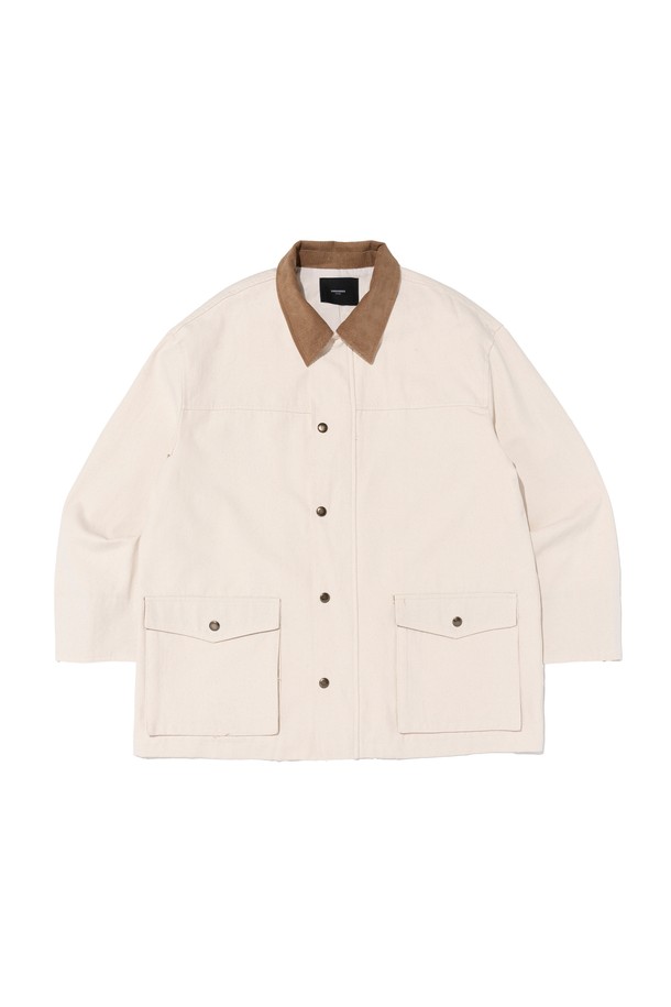 빈티지한 감성의 VINTAGE CANVAS WASHING WORK JACKET (IVORY)는 면 소재로 제작되어 편안한 착용감을 제공하며, 아이보리 색상으로 다양한 스타일에 매치하기 용이합니다. 레귤러 핏의 긴소매 워크 자켓 디자인으로, 양쪽 사이드 포켓과 트림 디테일, 히든 디테일이 더해져 심플하면서도 실용적인 멋을 냅니다. 봄, 가을 시즌에 일상복으로 활용하기 좋으며, 베이직하고 캐주얼한 스타일을 연출할 수 있습니다.
