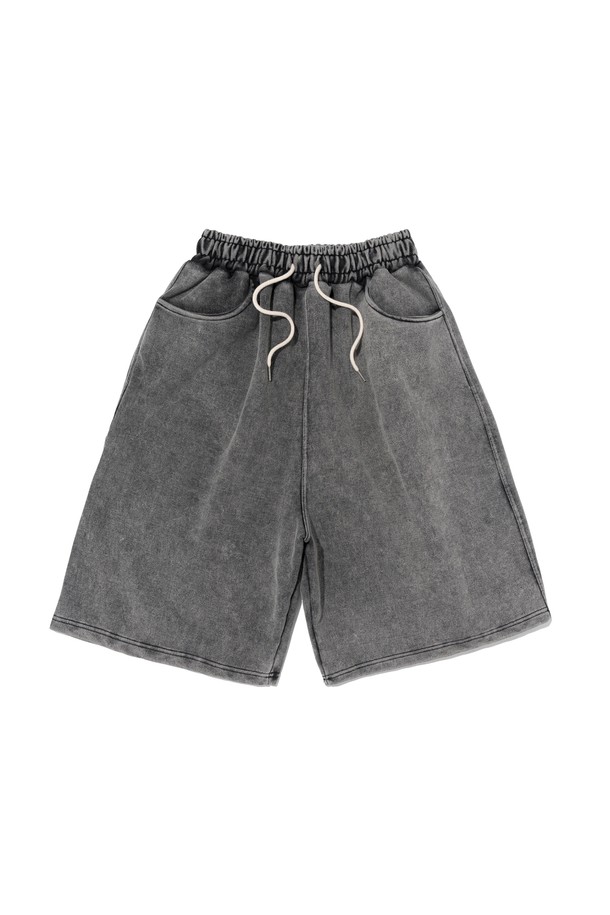 피그먼트 워싱으로 빈티지한 멋을 더한 PIG DYING BERMUDA PANTS (CHARCOAL)는 남성용 캐주얼 버뮤다팬츠입니다. 부드러운 면, 폴리에스테르 혼방 소재로 제작되었으며, 신축성 있는 허리 밴드와 릴랙스핏으로 편안한 착용감을 선사하고 뒷주머니 디테일로 포인트를 더했습니다. 차콜 블랙 색상의 무지 패턴 디자인으로 봄, 여름 시즌 일상복으로 활용하기 좋습니다.
