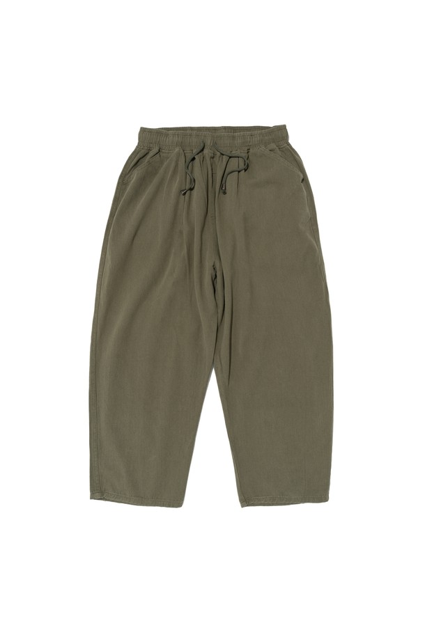 와이드 크롭 코튼 팬츠 (카키), 편안함과 스타일을 동시에 잡는 남성용 바지입니다. 베이직하고 캐주얼한 스타일로, 봄, 여름, 가을 계절에 폭넓게 활용 가능합니다. 부드러운 면 소재에 신축성이 더해져 편안한 착용감을 선사하며, 루즈핏으로 활동성을 높였습니다. 허리 밴딩 디테일로 편안함을 더했으며, 데이트룩, 카페룩 등 다양한 TPO에 매치하기 좋습니다. 미니멀, 캐주얼, 클래식 스타일을 즐기는 분들께 추천합니다.
