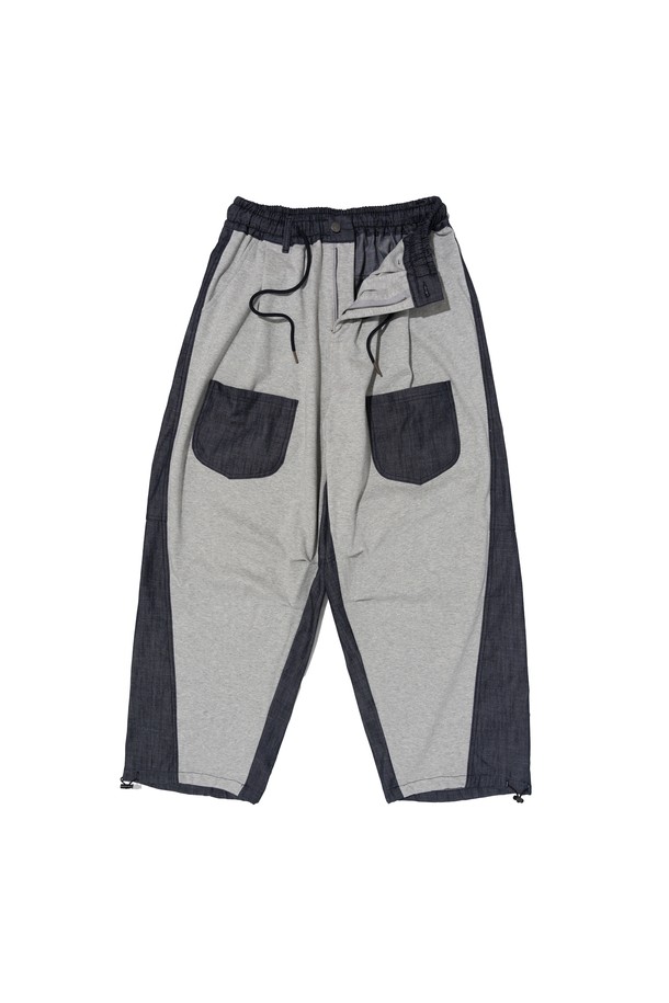 배색 원단 포인트 디자인이 돋보이는 진청 컬러의 배색 와이드 팬츠입니다. 면 데님 소재로 제작되었으며, 봄, 여름에 어울리는 캐주얼 스타일의 공용 긴바지입니다. 벌룬 실루엣의 와이드핏으로 편안하게 착용할 수 있습니다.
