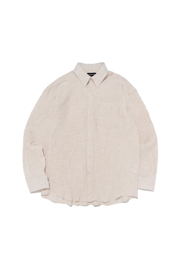 여름 시즌에 착용하기 좋은 아이보리 컬러의 썸머 링클 셔츠입니다. 레이온, 폴리에스테르, 린넨 혼방 소재로 제작되었으며, 주름 패턴과 세미오버핏으로 캐주얼하면서도 베이직한 스타일을 연출합니다. 얇은 두께감과 긴소매 디자인으로 일상에서 편안하게 입을 수 있는 공용 셔츠입니다.
