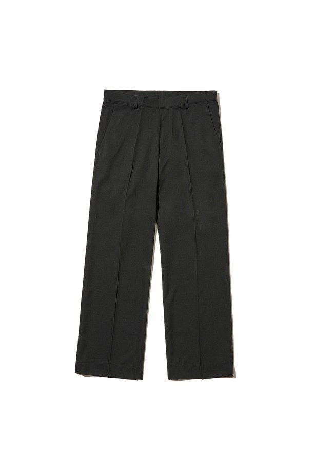 세미 와이드 슬랙스 (블랙)는 미니멀하고 베이직한 스타일을 추구하는 남성을 위한 사계절용 슬랙스입니다. 부드러운 촉감의 폴리에스테르와 스판덱스 혼방 소재로 제작되어 편안한 릴랙스핏을 제공하며, 깔끔한 실루엣을 연출합니다. 출근룩, 오피스룩, 비즈니스 캐주얼 등 다양한 TPO에 적합하며, 주름이 적어 관리가 용이합니다. 무지 디자인의 긴 기장 바지로, 미니멀, 클래식, 시크 스타일을 선호하는 분들께 추천합니다.
