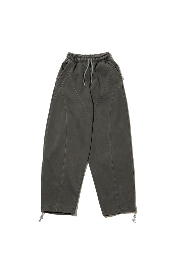 피그 커브드 트레이닝 팬츠는 남성을 위한 차콜 색상의 긴 바지입니다. 면과 폴리에스테르 혼방 소재로 제작되었으며, 스포티하고 캐주얼한 무드를 연출합니다. 커브드 패턴 디자인과 밑단 스트랩 디테일이 돋보이며, 신축성 있는 허리 밴드와 루즈핏으로 편안한 착용감을 제공합니다.
