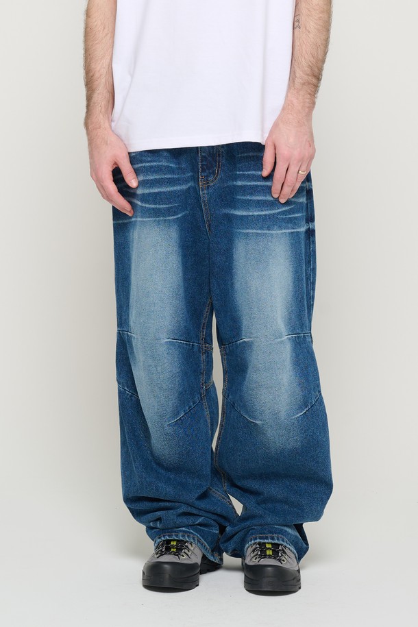 남성용 WASHING WIDE DENIM PANTS (BLUE)는 사계절 착용 가능한 데님 팬츠입니다. 와이드핏과 브러시 워싱, 컷팅 디테일이 돋보이며, 다양한 스타일링에 활용하기 좋습니다. 워싱 패턴이 적용된 블루 색상의 와이드 데님 팬츠로, 캐주얼한 무드를 연출할 수 있습니다.
