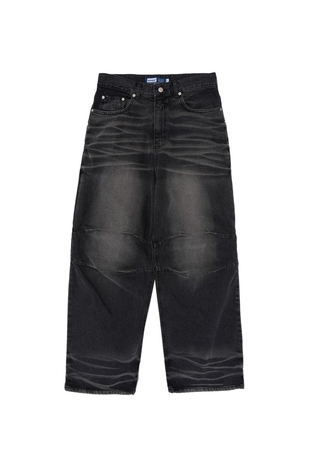 남성용 WASHING WIDE DENIM PANTS (BLACK)은 사계절 활용하기 좋은 블랙 컬러의 와이드핏 데님 팬츠입니다. 워싱, 컷팅, 브러시 워싱 디테일이 돋보이며 드레이프 효과를 주어 캐주얼한 무드를 연출합니다. 데님 소재로 제작되었으며, 긴 기장의 와이드 실루엣이 특징입니다.
