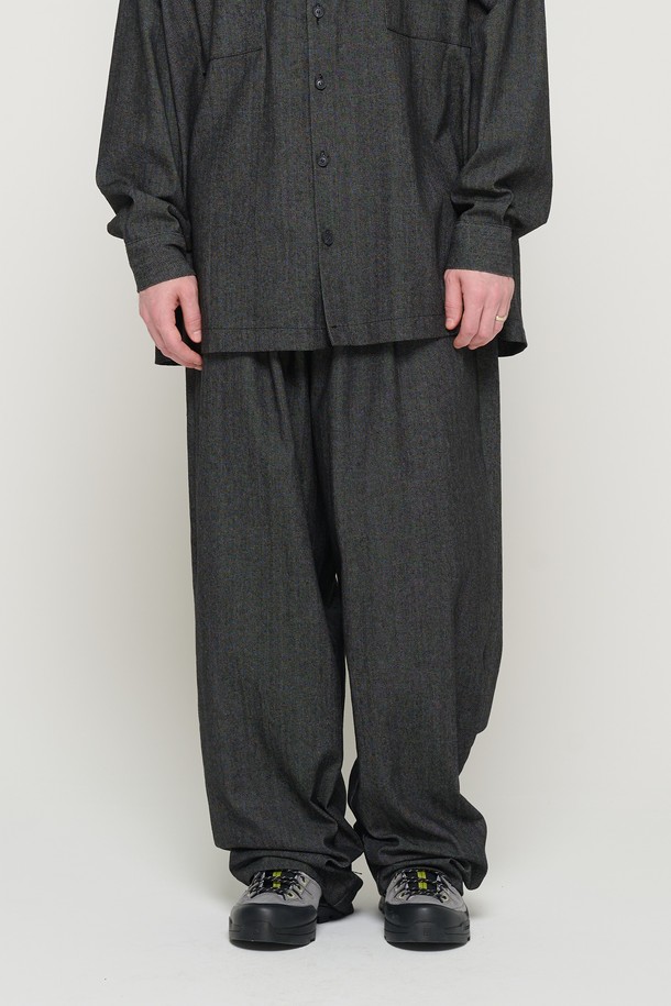 논페이드 소재로 제작되어 색바램 걱정 없이 오랫동안 착용 가능한 블랙 색상의 와이드 밴딩 팬츠입니다. 남녀 모두 착용 가능한 이 사계절용 긴 바지는 면과 폴리에스테르 혼방 소재로 제작되었으며, 밴딩 허리와 편안한 오버핏, 넓은 와이드 핏이 특징입니다. 스트릿, 클래식 무드를 연출하며 일상에서 편안하게 입을 수 있는 무지 패턴의 와이드 밴딩 팬츠입니다.
