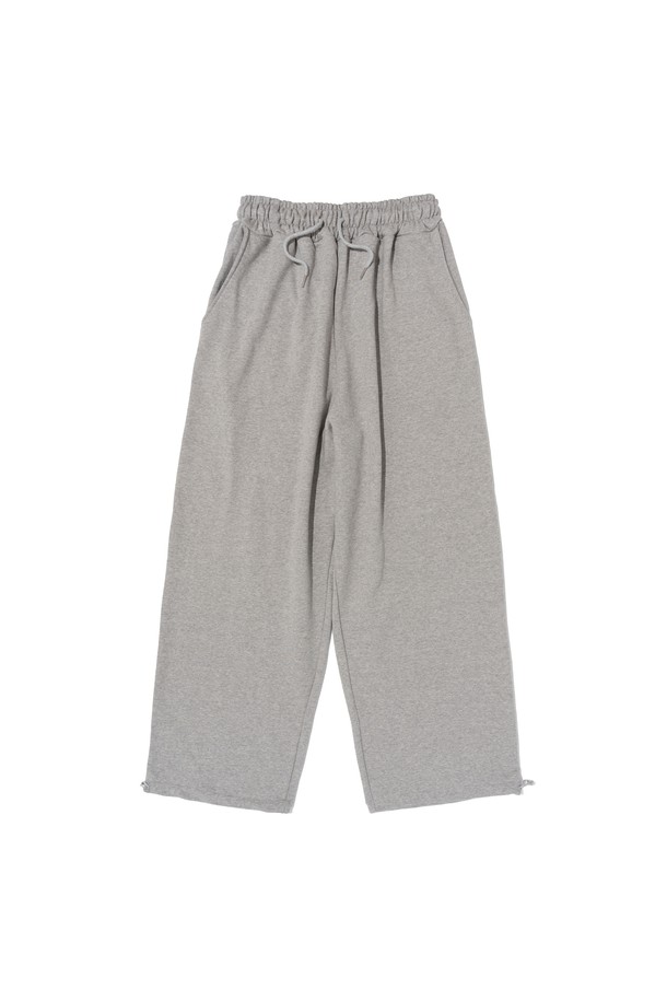 COMFORT DAILY STRING SWEAT PANTS (GRAY)는 남녀 모두 편안하게 입을 수 있는 그레이 색상의 스웨트팬츠입니다. 부드러운 면과 폴리에스테르 혼방 소재로 제작되었으며, 두께감이 있어 봄, 가을, 겨울에 적합하고 루즈핏 와이드 스타일로 일상복은 물론 캐주얼하고 스포티한 무드에도 잘 어울립니다. 스트링 디테일과 카고 스타일의 혼방 디자인이 돋보이며, 밴딩이 있어 편안한 착용감을 제공합니다.
