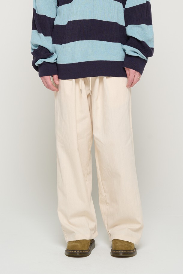 아이보리 컬러의 TWO-TUCK 린넨 와이드 밴딩 팬츠입니다. 봄, 여름 시즌에 착용하기 좋은 얇은 두께감의 린넨, 면 혼방 소재로 제작되었습니다. 투턱 디테일과 와이드핏으로 트렌디한 실루엣을 연출하며, 밴딩 처리로 편안한 착용감을 선사합니다. 베이직하고 캐주얼한 스타일로 데이트룩, 카페룩 등 다양한 TPO에 활용 가능합니다. 아이보리, 베이지, 블루, 카키, 블랙 5가지 색상으로 만나보세요.
