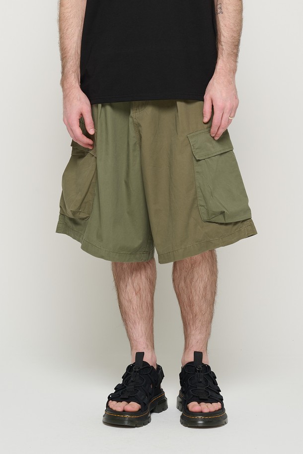 CB WASHED CARGO HALF PANTS (KHAKI)는 남성용 카고 반바지로, 봄, 여름 시즌에 착용하기 좋습니다. 워싱 가공된 면 소재로 제작되어 부드러운 촉감을 제공하며, 레귤러 핏과 스탠다드핏으로 편안한 착용감을 선사합니다. 카키와 블랙 두 가지 색상으로 출시되었으며, 카고 포켓 디테일과 대비되는 원단 디테일이 특징입니다.
