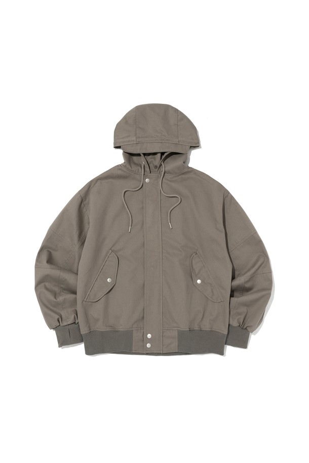 후드 디자인과 바이저 디테일이 돋보이는 카키 색상의 후드 야상 자켓입니다. 면 소재로 제작되었으며, 레귤러 핏으로 편안하게 착용 가능하고 남녀 모두에게 잘 어울립니다. 봄, 가을 시즌에 밀리터리 캐주얼 스타일을 연출하기 좋으며, 커버드 지퍼와 플라이트 포인트 디테일이 특징입니다.
