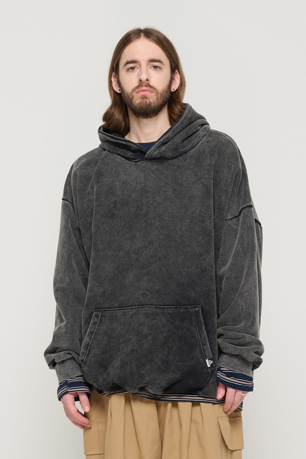 피그 다잉 오버 후드 (블랙)는 남녀 모두 착용 가능한 후드티입니다. 캐주얼, 스트릿 스타일을 연출하기 좋으며, 가을, 겨울 시즌에 적합합니다. 면과 폴리에스테르 혼방 소재로 제작되었으며, 피그먼트 워싱 처리로 빈티지한 느낌을 더했습니다. 오버핏과 박시핏으로 편안한 착용감을 제공하며, 단품 또는 레이어드하여 다양한 스타일을 연출할 수 있습니다. 블랙과 차콜 두 가지 컬러 옵션으로 만나보세요.
