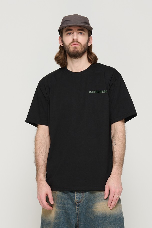CARGOBROS - 반팔티셔츠 - ESSENTIAL LOGO OVER SHORT SLEEVE T-SHIRT (BLACK)