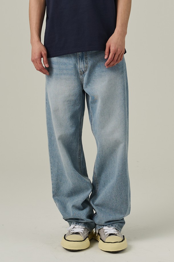 베이직한 디자인으로 다양한 캐주얼 스타일링에 용이한 남성용 연청 데님 팬츠입니다. 봄, 여름, 가을에 입기 좋은 두께감의 면 데님 소재로 제작되었으며, 워싱 가공을 거쳐 자연스러운 멋을 더했습니다. 세미 와이드 핏으로 편안하게 착용할 수 있습니다.
