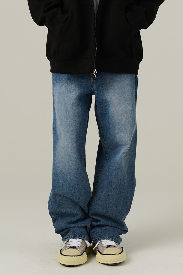 베이직 워싱 세미 와이드 데님팬츠는 남성용으로, 봄, 여름, 가을에 입기 좋은 중청 컬러의 데님 팬츠입니다. 세미 와이드핏으로 편안하게 착용 가능하며, 워싱 가공을 통해 자연스러운 멋을 더했습니다. 베이직하고 캐주얼한 스타일로 일상에서 활용하기 좋습니다.
